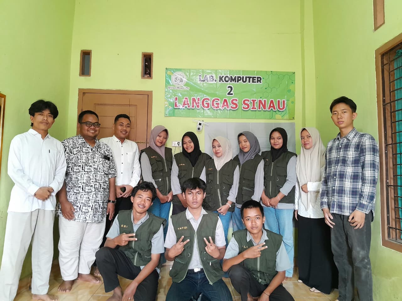 Dokumentasi Foto Bersama Pemilik Langgas Sinau, Pengajar, Guru dan Siswa Prakerin